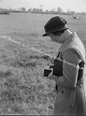 LADY PHOTOGRAPHER AT COBHAM'S AIR CIRCUS